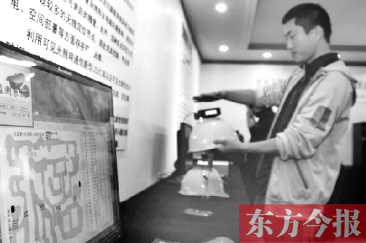 可見光通信技術(shù)應(yīng)用展示會(huì)上，參觀者體驗(yàn)新技術(shù)在采礦工具上的應(yīng)用
