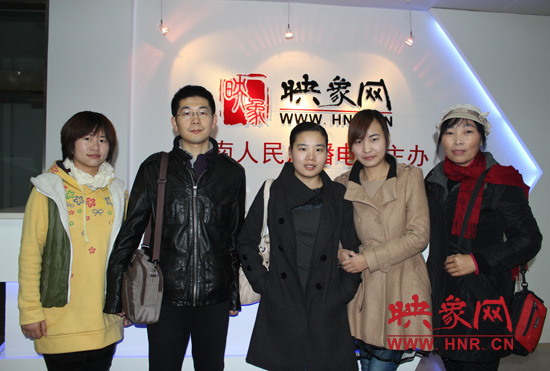 網(wǎng)友出發(fā)前和東方今報記者劉長征、河南電臺新聞廣播記者王巴燕（左二、左三）合影