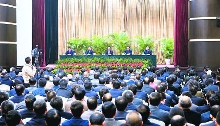 昨日，全市領(lǐng)導(dǎo)干部大會在渝州賓館舉行。 重慶日報圖