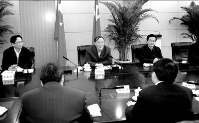 11月30日，中共中央政治局常委、中央紀委書記王岐山在北京主持召開座談會，聽取專家學(xué)者對黨風(fēng)廉政建設(shè)和反腐敗工作的意見和建議。新華社發(fā)