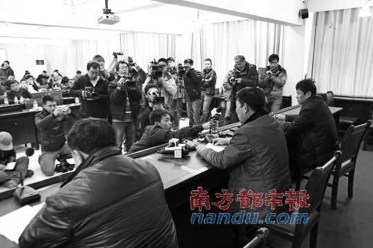 5日下午，河南蘭考縣召開(kāi)新聞發(fā)布會(huì)，就民辦收養(yǎng)所火災(zāi)事故公開(kāi)回應(yīng)。