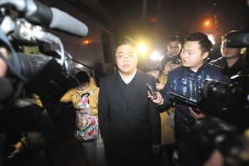 1月15日，重慶，庭審結(jié)束，張貴英的辯護(hù)律師接受媒體采訪。