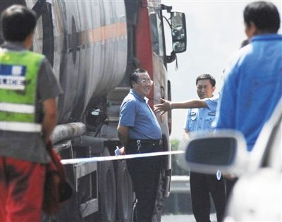 陜西“表哥”楊達才在車禍現場。資料圖