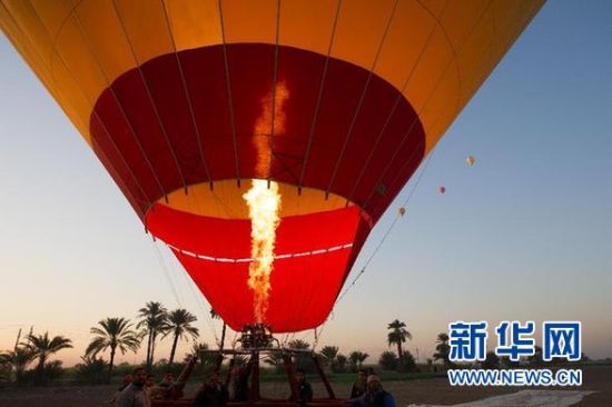 這是2012年2月20日在埃及盧克索拍攝的熱氣球著陸的資料照片。 新華社記者李木子攝