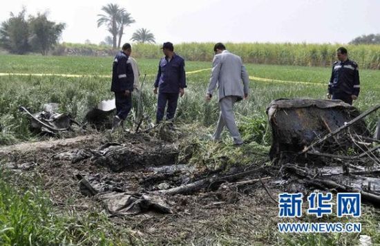 2月26日，在埃及旅游城市盧克索附近，警察和救援人員在發(fā)生熱氣球爆炸事故的現(xiàn)場查看熱氣球殘骸。
