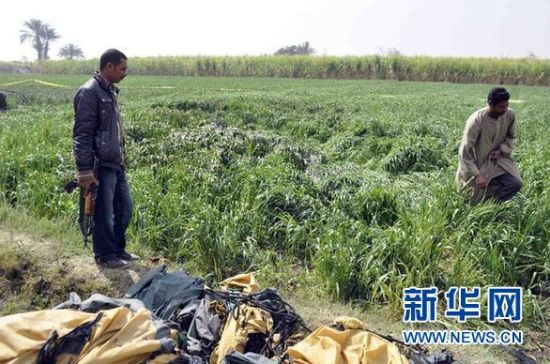 2月26日，在埃及旅游城市盧克索附近，當(dāng)?shù)匕踩藛T在發(fā)生熱氣球爆炸事故的現(xiàn)場查看。