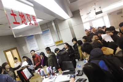 2月28日，北京市土地交易市場(chǎng)，各房地產(chǎn)企業(yè)代表準(zhǔn)備競(jìng)拍房山、大興、朝陽(yáng)的13塊土地。