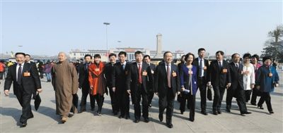 昨日，中國人民政治協商會議第十二屆全國委員會第一次會議在北京人民大會堂開幕。這是全國政協委員走向人民大會堂。新華社記者 陳樹根 攝