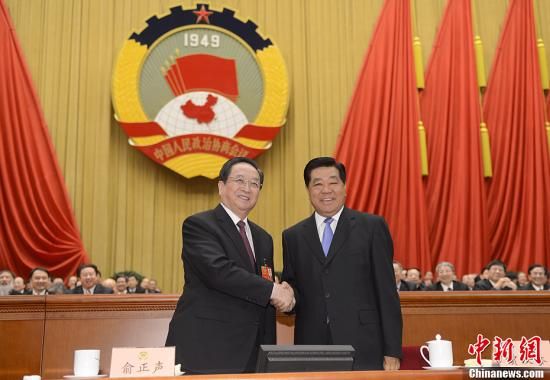3月11日下午，全國(guó)政協(xié)十二屆一次會(huì)議在北京人民大會(huì)堂舉行第四次全體會(huì)議，俞正聲當(dāng)選政協(xié)第十二屆全國(guó)委員會(huì)主席。圖為政協(xié)第十一屆全國(guó)委員會(huì)主席賈慶林和俞正聲握手，表示祝賀。中新社發(fā) 廖攀 攝