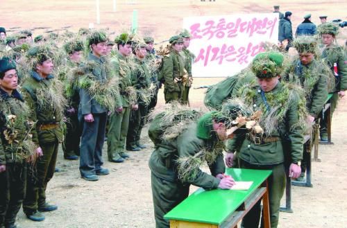 朝鮮中央通訊社13日公布的照片顯示，朝鮮工農(nóng)赤衛(wèi)隊(duì)員正在進(jìn)行“戰(zhàn)前訓(xùn)練”。