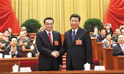 昨日，人大會議投票表決，決定李克強為國務院總理后，習近平和李克強親切握手。 新華社記者 蘭紅光 攝