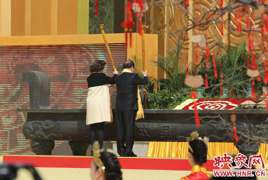 中國(guó)國(guó)民黨副主席蔣孝嚴(yán)及其夫人凈手上香 。映象網(wǎng)記者 邵恰 攝