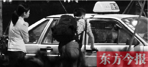 5月1日，記者夜探鄭州火車東站黑出租車，司機告知記者不打表40元，記者上車錄音取證