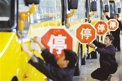 4月28日，江西上饒，江西博能上饒客車員工正在為銷往廣東客戶的訂單大鼻子校車做最后的質(zhì)量安檢。圖/CFP