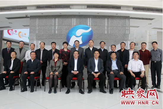郭庚茂等省領(lǐng)導(dǎo)與省廣電局、河南電視臺的同志們合影