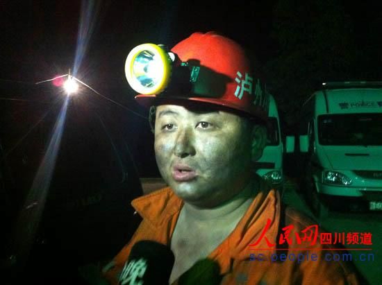 救援隊員出井時，滿臉煤灰，顯得十分疲憊。圖片為唐宗銀的隊友。（記者　李平　攝）