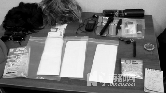 在福格爾身上發(fā)現(xiàn)的技術(shù)裝備和易容用具。