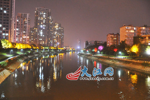 夜幕下的玉帶河，風景很好，但是臭氣熏天。