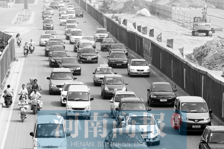 因施工封路，中州大道上的車(chē)輛行駛緩慢 王春勝/攝