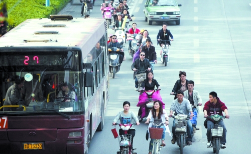 “電動車管理辦法”出臺后，市民騎電動車或許不會那么“隨意”（資料圖）　記者 趙卓/攝