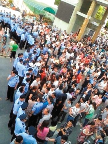 　考生家長圍堵在考點門口。 網(wǎng)絡(luò)截圖