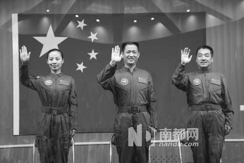 神舟十號航天員王亞平(左)、聶海勝(中)、張曉光(右)。 新華社發(fā)