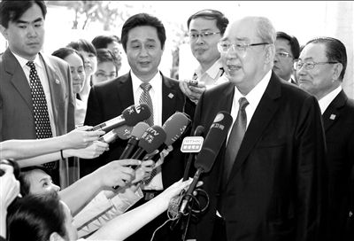 吳伯雄率國民黨大陸訪問團抵達北京，在下榻的麗思卡爾頓酒店接受記者采訪。中新社發(fā)