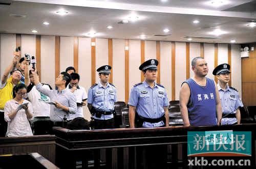 廣州市民政局民間組織管理局稽查處原處長(zhǎng)李軍犯猥褻兒童罪，被判處有期徒刑4年。記者 孫毅/攝