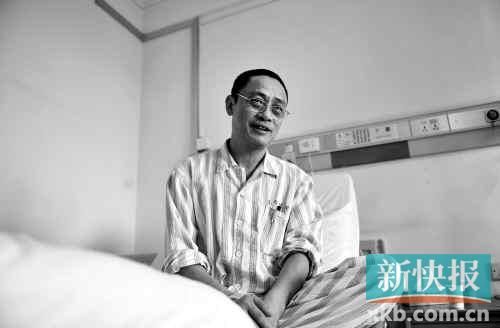 在病床上,趙海濱看起來比原先照片里消瘦了很多,雖然戴著一副近視眼鏡,卻掩飾不住鏡框后面發(fā)黑的眼圈。新快報記者孫毅/攝