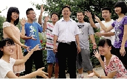 同學(xué)們用手臂連成光環(huán)，把班主任老師圍起來，表達(dá)對他的敬意和謝意。