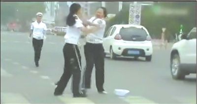 兩名“女交警”馬路中央廝打。圖/東方IC