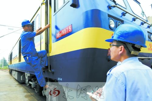 　　首發(fā)車頭以內(nèi)燃機(jī)作牽引，途中車頭、車身都會(huì)換