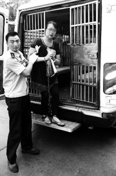 曹艷芳被帶出囚車，準(zhǔn)備到渭南市中級(jí)人民法院受審 程英晏 攝