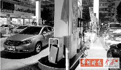 昨天晚上，桐柏路一加油站排隊(duì)加油的汽車(chē)特別多，很多人都想趕在油價(jià)上漲前加滿油箱。