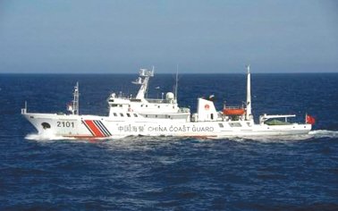 24日在釣魚島附近海域巡航的中國海警船。