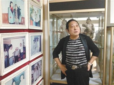 7月17日，王林向記者講述合影背后的故事。王林很樂于展示他和高官、名流的合影，但有官員曾回應，合影不代表什么，有時候只是礙于朋友情面見他一下。新京報首席記者 張寒