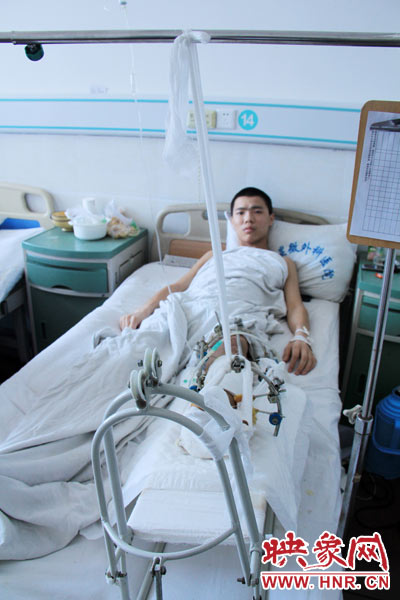 “如果有人肯幫我出4萬元的醫(yī)藥費(fèi)，我愿意為他免費(fèi)工作3年，多苦多累都行?！?月26日，躺在病床里上的
