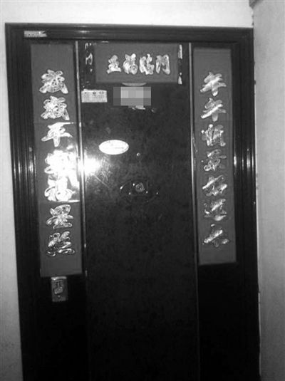 昨天22時許,被摔女童家房門緊閉,多名家屬稱,在協(xié)商處理孩子后事。新京報記者 楊鋒 攝