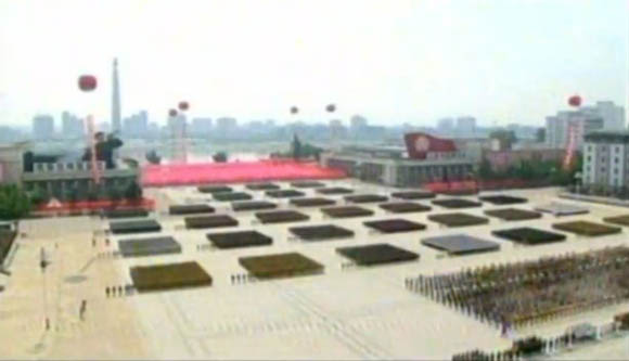 7月27日是《朝鮮停戰(zhàn)協(xié)定》簽署60周年紀(jì)念日，朝鮮在首都平壤舉行的盛大的閱兵儀式。圖為閱兵廣場(chǎng)。
