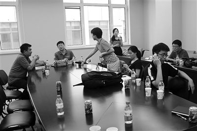 昨日，什剎海街道辦事處第四會(huì)議室，“什剎海女童練攤父親被打”事件的通氣會(huì)現(xiàn)場(chǎng)。