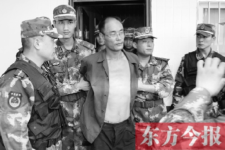 7月27日13時(shí)50分許，駐馬店市西平縣的“7·25”連環(huán)殺人案犯罪嫌疑人丁金華（左三）在禹州落網(wǎng)