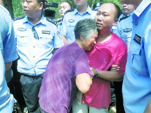 潛逃23年，歸案之時再見父母，最不能承受的究竟是誰？