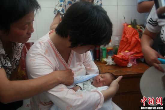 圖為陜西富平“產(chǎn)科醫(yī)生拐賣(mài)嬰兒”一案中的被拐嬰兒于8月5日中午在該縣婦幼保健院由當(dāng)?shù)鼐浇挥谄涓改浮堃怀?攝