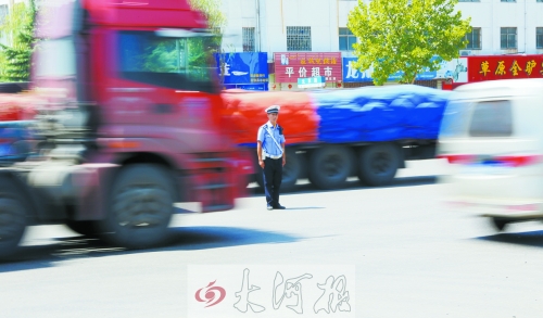 連霍高速受橋梁爆破影響禁止通車，310國道車流量迅速增加，當(dāng)?shù)亟痪块T安排大量警力保障道路暢通。