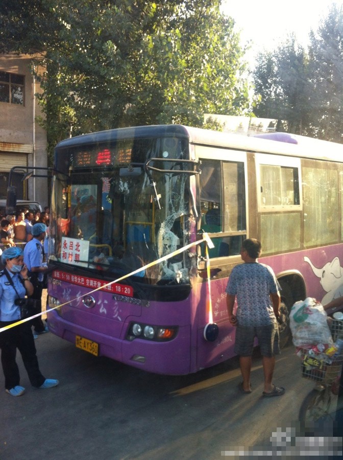 安陽(yáng)公交車(chē)發(fā)生持刀搶劫案2死13傷