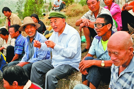 在唐莊，當(dāng)?shù)厝罕娒看我姷絽墙鹩】傆姓f不完的知心話。記者 史長來 攝