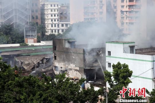 廣州白云區(qū)一倉庫爆炸致4死36傷，事發(fā)3個多小時后現(xiàn)場仍冒著白煙?！「邩s權(quán) 攝