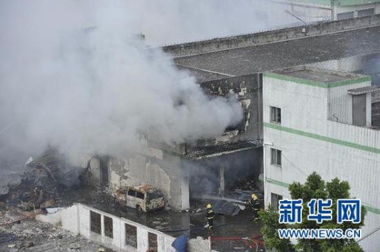 9月10日，消防人員在爆炸現(xiàn)場撲救火情。 新華社記者 梁旭 攝