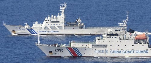 日本海上保安廳的4艘巡邏船則在數(shù)百米開外與之并列航行，展開一對一較量。