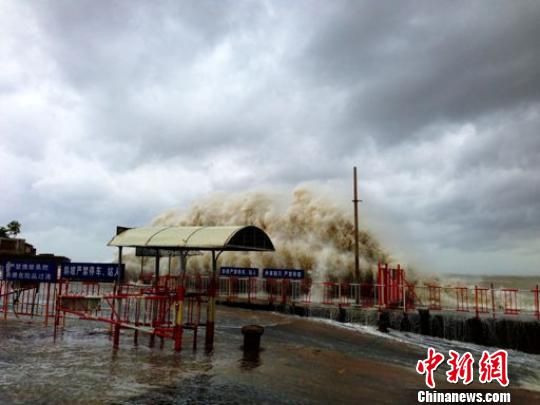 汕頭澄海萊蕪碼頭潮位猛漲，巨浪洶涌。